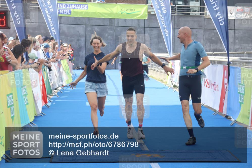 11.08.2024 - GEWOBA Citytriathlon Bremen Lena Gebhardt http://msf.ph/oto/6786798 11.08.2024 11:11:41 Ziel 91, 92 meine-sportfotos.de