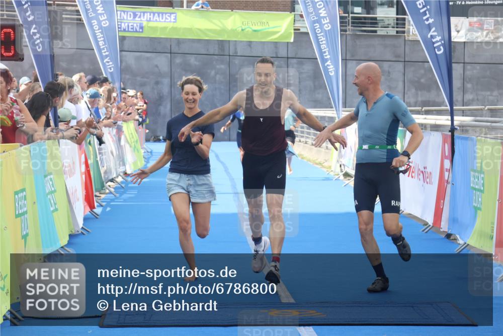 11.08.2024 - GEWOBA Citytriathlon Bremen Lena Gebhardt http://msf.ph/oto/6786800 11.08.2024 11:11:41 Ziel 91, 92 meine-sportfotos.de