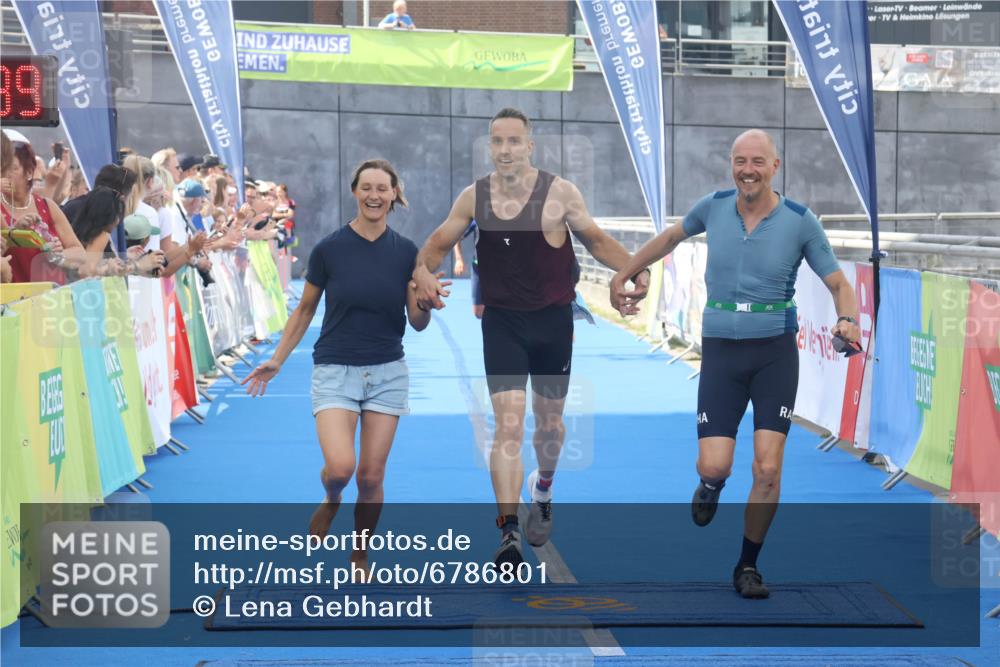 11.08.2024 - GEWOBA Citytriathlon Bremen Lena Gebhardt http://msf.ph/oto/6786801 11.08.2024 11:11:42 Ziel 91, 92 meine-sportfotos.de