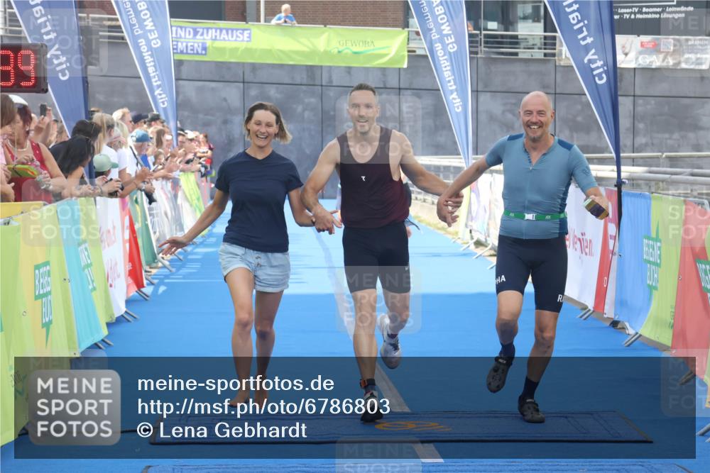 11.08.2024 - GEWOBA Citytriathlon Bremen Lena Gebhardt http://msf.ph/oto/6786803 11.08.2024 11:11:42 Ziel 91, 92 meine-sportfotos.de