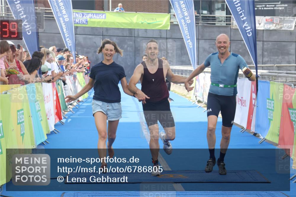 11.08.2024 - GEWOBA Citytriathlon Bremen Lena Gebhardt http://msf.ph/oto/6786805 11.08.2024 11:11:42 Ziel 91, 92 meine-sportfotos.de
