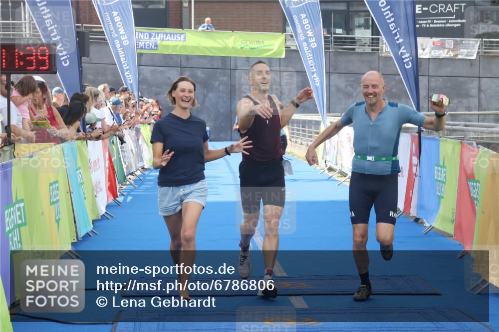 11.08.2024 - GEWOBA Citytriathlon Bremen Lena Gebhardt http://msf.ph/oto/6786806 11.08.2024 11:11:42 Ziel 91, 92 meine-sportfotos.de