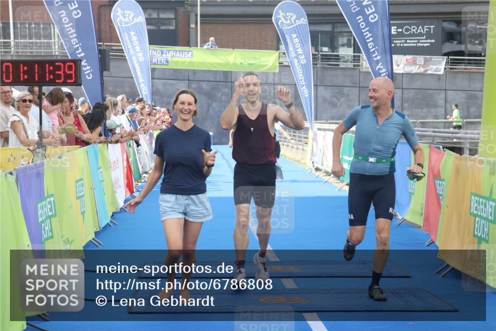 11.08.2024 - GEWOBA Citytriathlon Bremen Lena Gebhardt http://msf.ph/oto/6786808 11.08.2024 11:11:43 Ziel 91, 92 meine-sportfotos.de