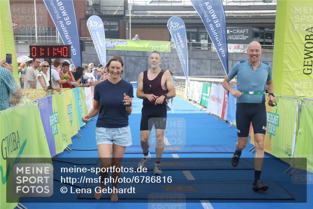 11.08.2024 - GEWOBA Citytriathlon Bremen Lena Gebhardt http://msf.ph/oto/6786816 11.08.2024 11:11:43 Ziel 91, 92 meine-sportfotos.de