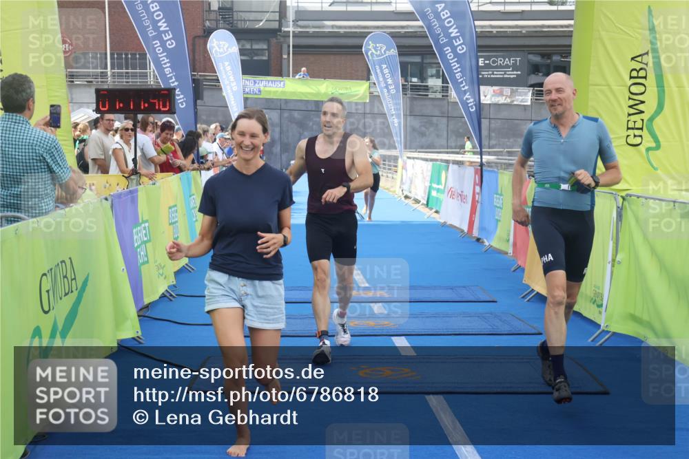 11.08.2024 - GEWOBA Citytriathlon Bremen Lena Gebhardt http://msf.ph/oto/6786818 11.08.2024 11:11:43 Ziel 91, 92 meine-sportfotos.de