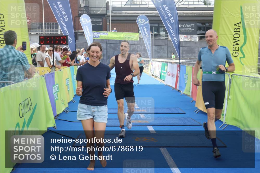 11.08.2024 - GEWOBA Citytriathlon Bremen Lena Gebhardt http://msf.ph/oto/6786819 11.08.2024 11:11:44 Ziel 91, 92 meine-sportfotos.de