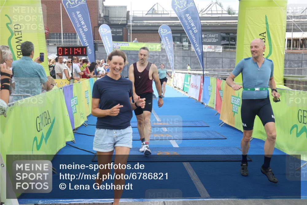 11.08.2024 - GEWOBA Citytriathlon Bremen Lena Gebhardt http://msf.ph/oto/6786821 11.08.2024 11:11:44 Ziel 91, 92 meine-sportfotos.de
