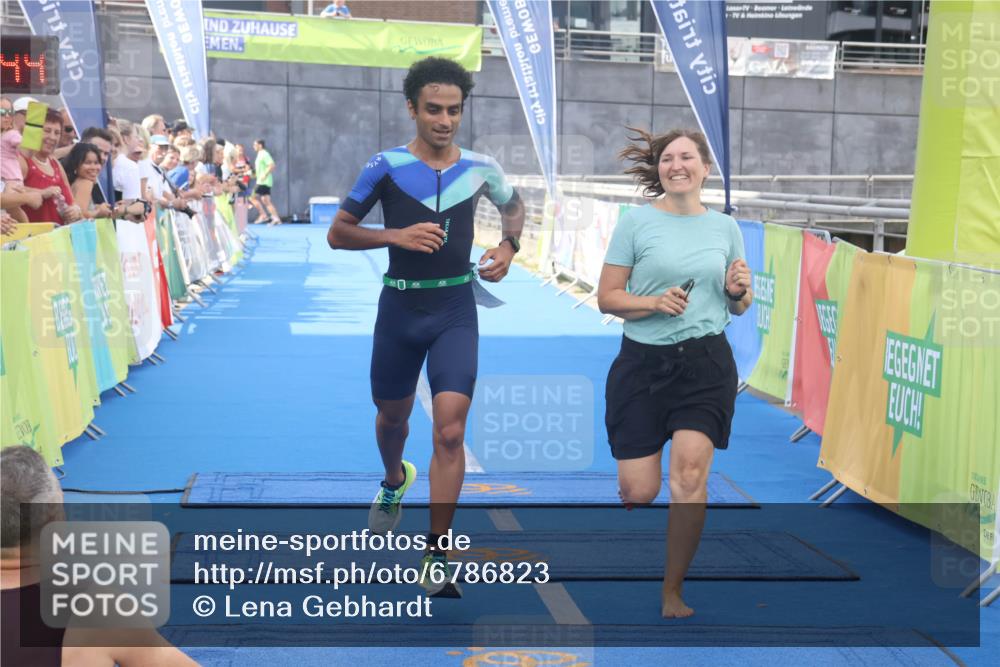 11.08.2024 - GEWOBA Citytriathlon Bremen Lena Gebhardt http://msf.ph/oto/6786823 11.08.2024 11:11:47 Ziel 91, 92 meine-sportfotos.de