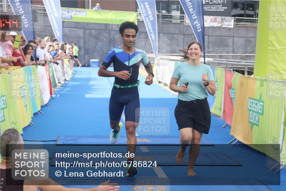 11.08.2024 - GEWOBA Citytriathlon Bremen Lena Gebhardt http://msf.ph/oto/6786824 11.08.2024 11:11:47 Ziel 91, 92 meine-sportfotos.de
