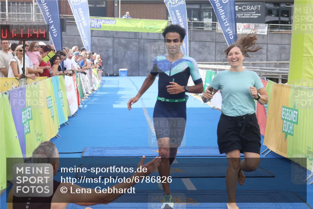 11.08.2024 - GEWOBA Citytriathlon Bremen Lena Gebhardt http://msf.ph/oto/6786826 11.08.2024 11:11:47 Ziel 91, 92 meine-sportfotos.de