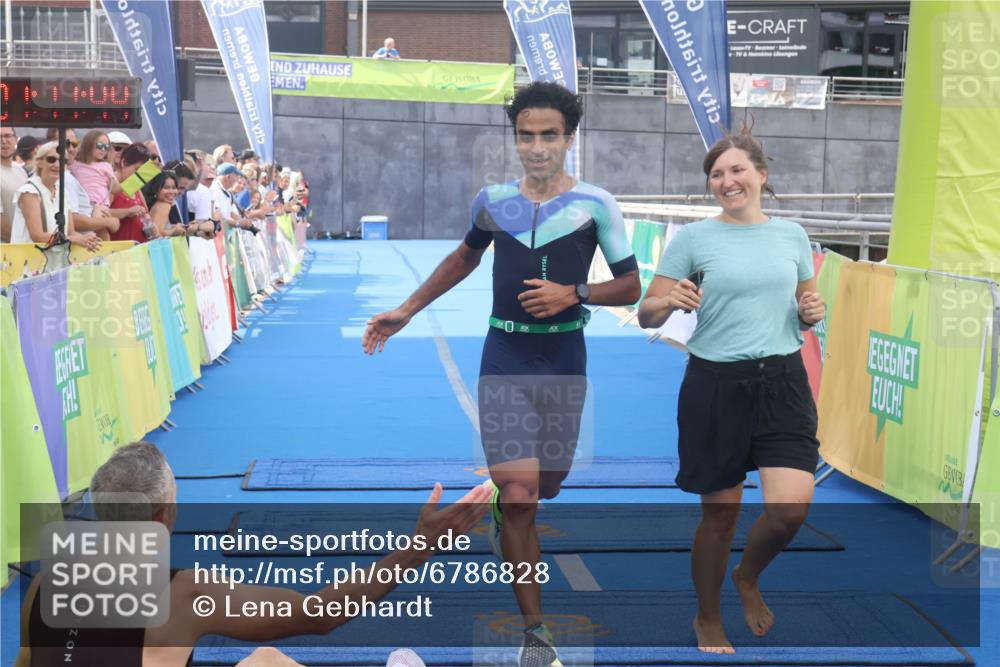 11.08.2024 - GEWOBA Citytriathlon Bremen Lena Gebhardt http://msf.ph/oto/6786828 11.08.2024 11:11:47 Ziel 91, 92 meine-sportfotos.de