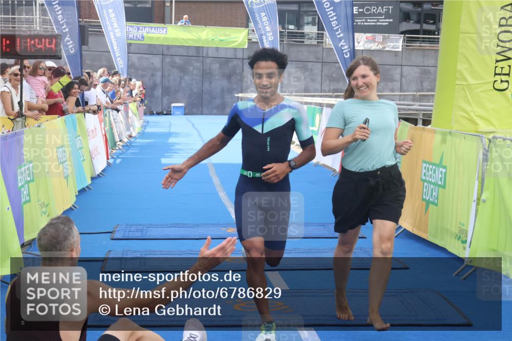 11.08.2024 - GEWOBA Citytriathlon Bremen Lena Gebhardt http://msf.ph/oto/6786829 11.08.2024 11:11:47 Ziel 91, 92 meine-sportfotos.de
