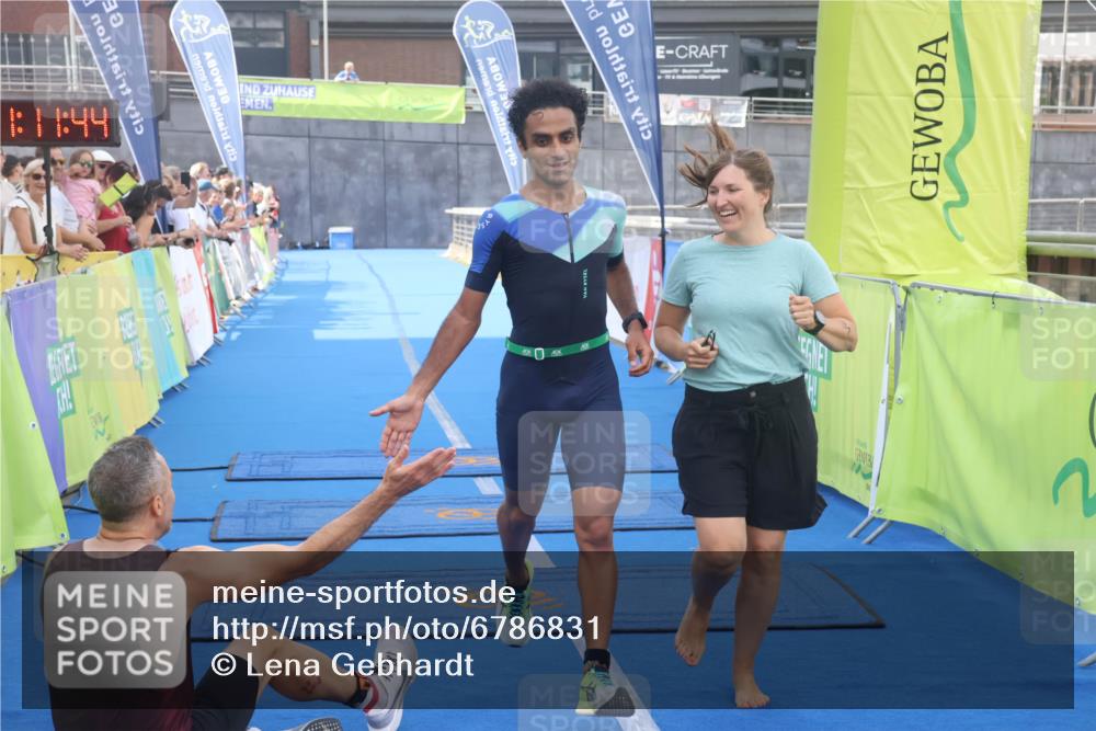 11.08.2024 - GEWOBA Citytriathlon Bremen Lena Gebhardt http://msf.ph/oto/6786831 11.08.2024 11:11:47 Ziel 91, 92 meine-sportfotos.de