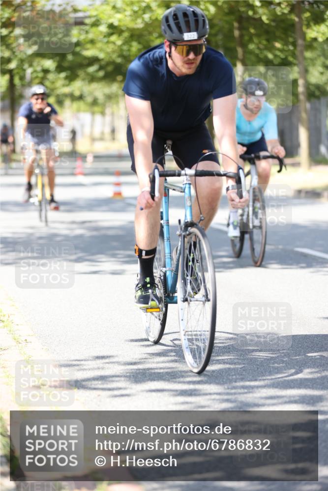 11.08.2024 - GEWOBA Citytriathlon Bremen H.Heesch http://msf.ph/oto/6786832 11.08.2024 13:12:18 Radfahren 231, 242, 272, 319, 347, 350, 351, 363, 372, 381, 390, 414, 425, 435, 510 meine-sportfotos.de