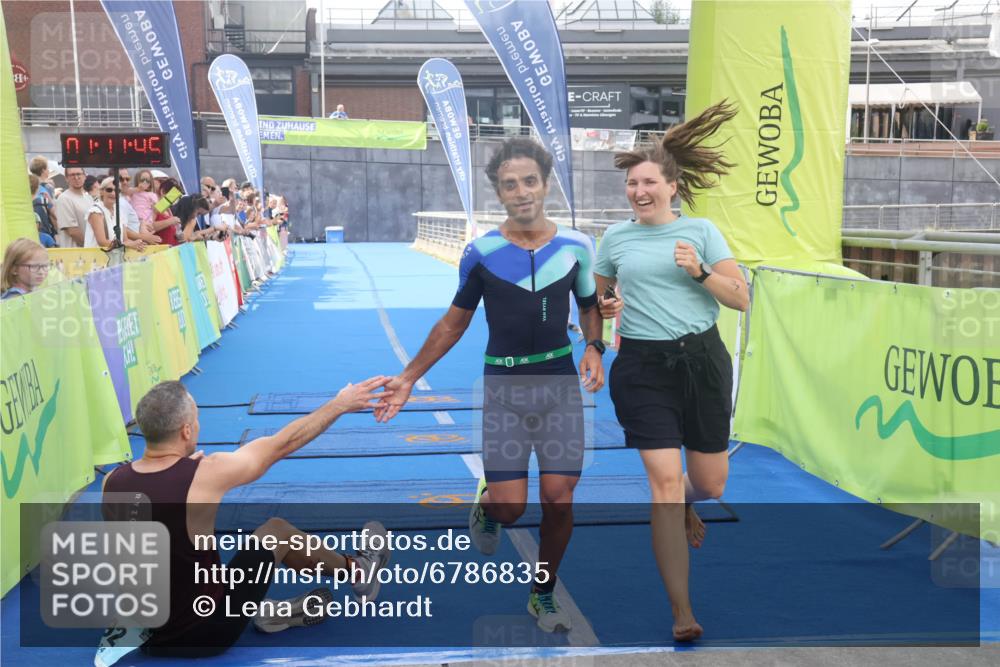 11.08.2024 - GEWOBA Citytriathlon Bremen Lena Gebhardt http://msf.ph/oto/6786835 11.08.2024 11:11:48 Ziel 91, 92 meine-sportfotos.de