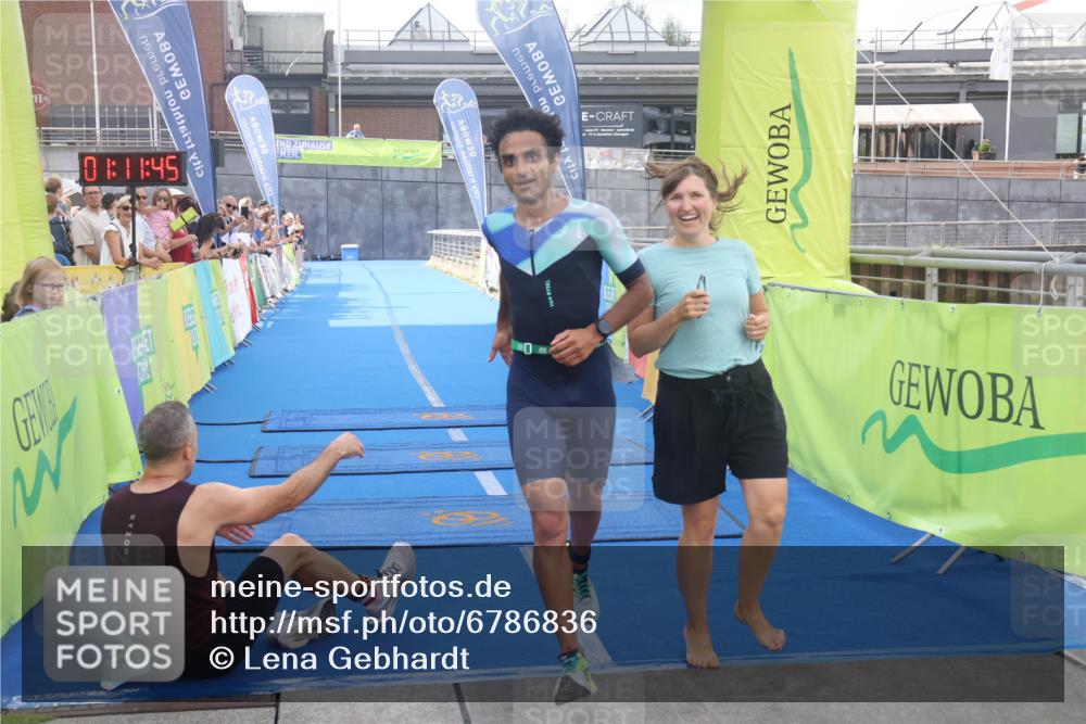 11.08.2024 - GEWOBA Citytriathlon Bremen Lena Gebhardt http://msf.ph/oto/6786836 11.08.2024 11:11:48 Ziel 91, 92 meine-sportfotos.de