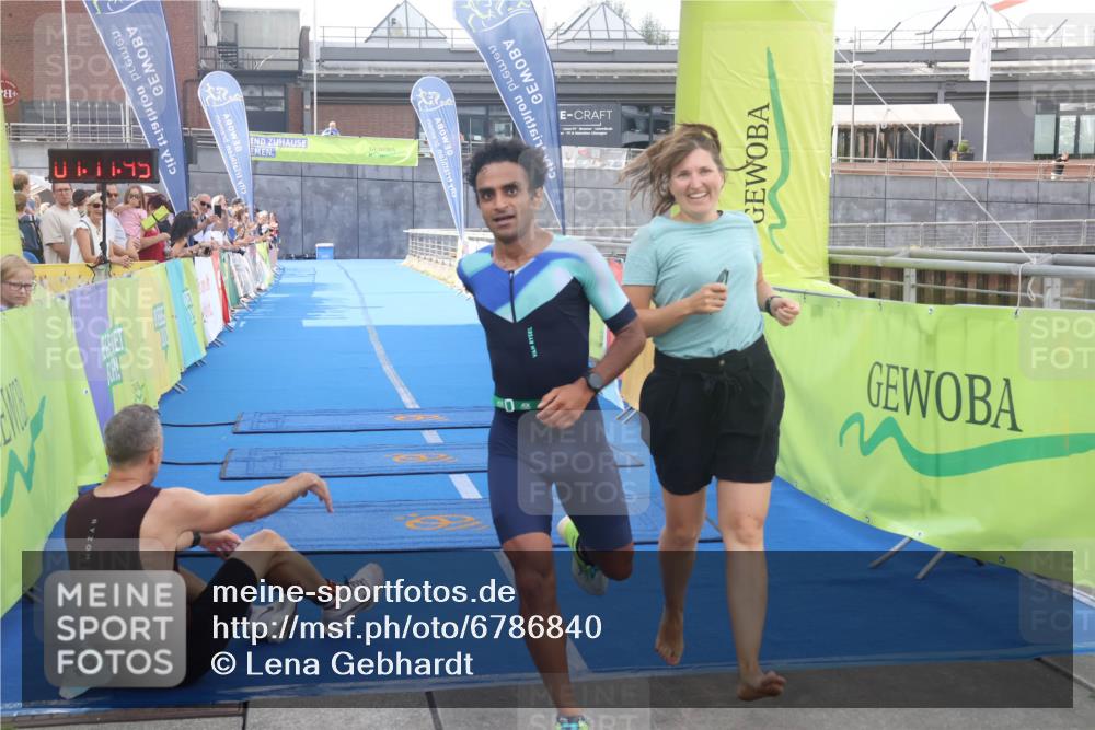 11.08.2024 - GEWOBA Citytriathlon Bremen Lena Gebhardt http://msf.ph/oto/6786840 11.08.2024 11:11:48 Ziel 91, 92 meine-sportfotos.de