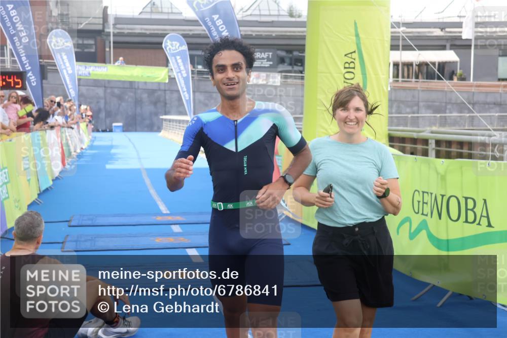 11.08.2024 - GEWOBA Citytriathlon Bremen Lena Gebhardt http://msf.ph/oto/6786841 11.08.2024 11:11:48 Ziel 91, 92 meine-sportfotos.de