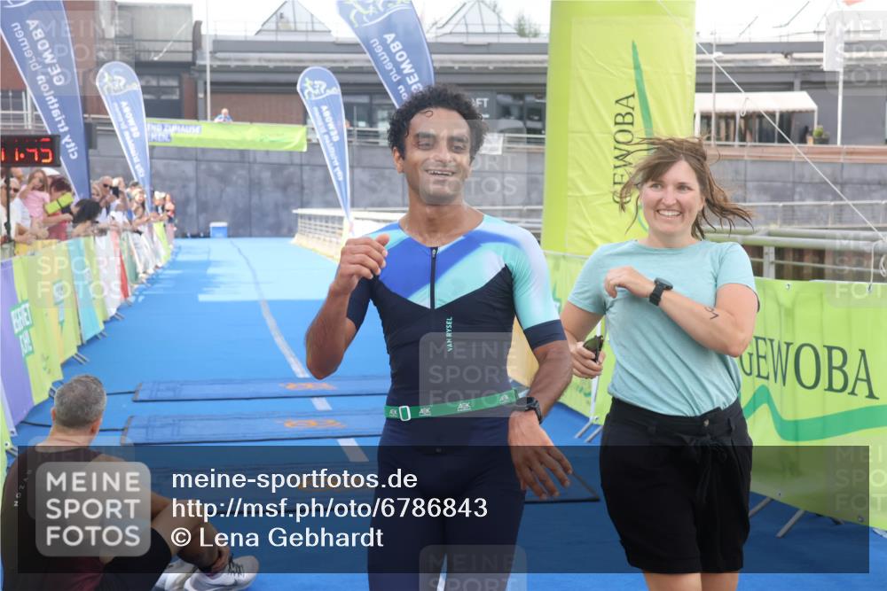 11.08.2024 - GEWOBA Citytriathlon Bremen Lena Gebhardt http://msf.ph/oto/6786843 11.08.2024 11:11:49 Ziel 91, 92 meine-sportfotos.de