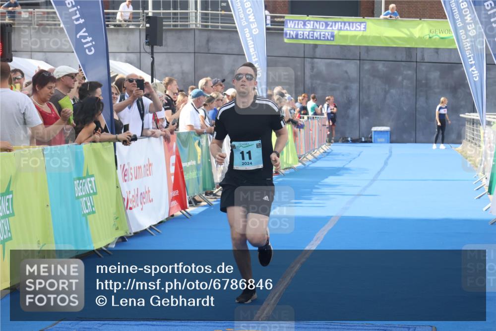 11.08.2024 - GEWOBA Citytriathlon Bremen Lena Gebhardt http://msf.ph/oto/6786846 11.08.2024 11:12:09 Ziel 11 meine-sportfotos.de