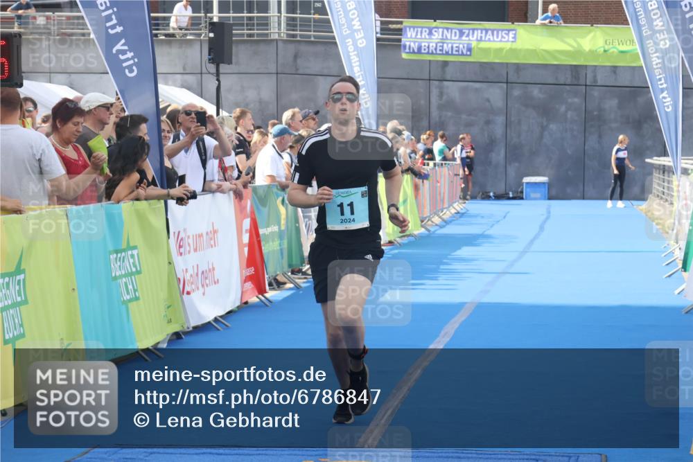 11.08.2024 - GEWOBA Citytriathlon Bremen Lena Gebhardt http://msf.ph/oto/6786847 11.08.2024 11:12:09 Ziel 11 meine-sportfotos.de