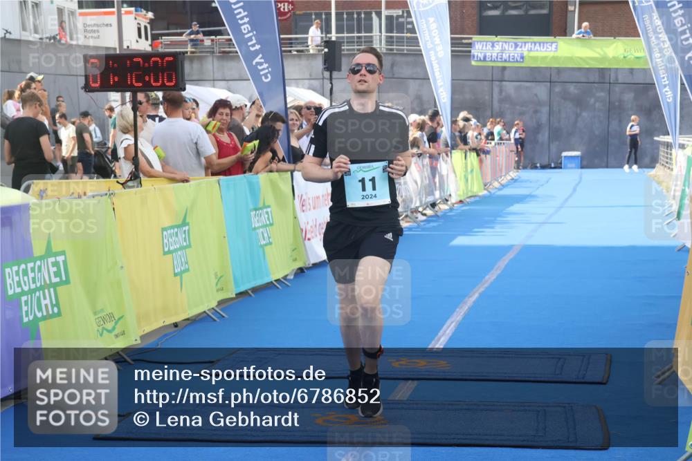 11.08.2024 - GEWOBA Citytriathlon Bremen Lena Gebhardt http://msf.ph/oto/6786852 11.08.2024 11:12:09 Ziel 11 meine-sportfotos.de