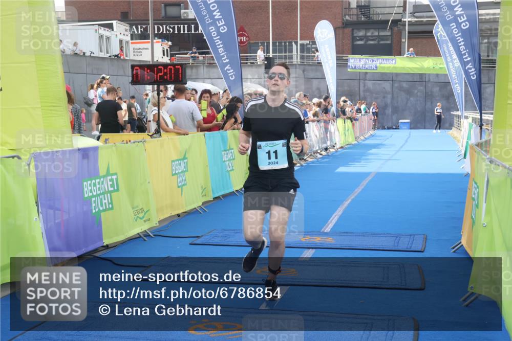 11.08.2024 - GEWOBA Citytriathlon Bremen Lena Gebhardt http://msf.ph/oto/6786854 11.08.2024 11:12:10 Ziel 11 meine-sportfotos.de