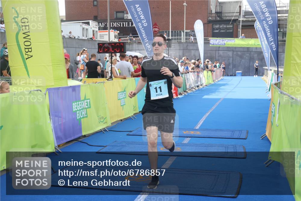 11.08.2024 - GEWOBA Citytriathlon Bremen Lena Gebhardt http://msf.ph/oto/6786857 11.08.2024 11:12:10 Ziel 11 meine-sportfotos.de
