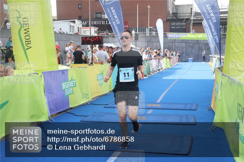 11.08.2024 - GEWOBA Citytriathlon Bremen Lena Gebhardt http://msf.ph/oto/6786858 11.08.2024 11:12:10 Ziel 11 meine-sportfotos.de