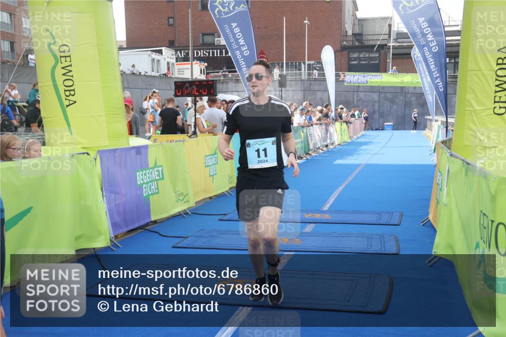 11.08.2024 - GEWOBA Citytriathlon Bremen Lena Gebhardt http://msf.ph/oto/6786860 11.08.2024 11:12:10 Ziel 11 meine-sportfotos.de