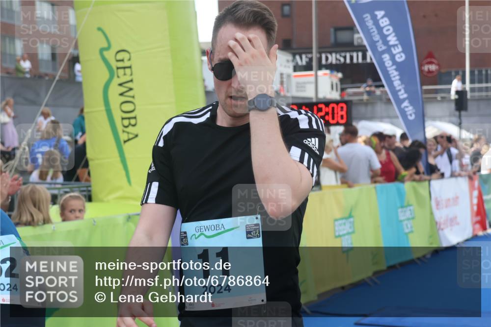 11.08.2024 - GEWOBA Citytriathlon Bremen Lena Gebhardt http://msf.ph/oto/6786864 11.08.2024 11:12:11 Ziel 11 meine-sportfotos.de