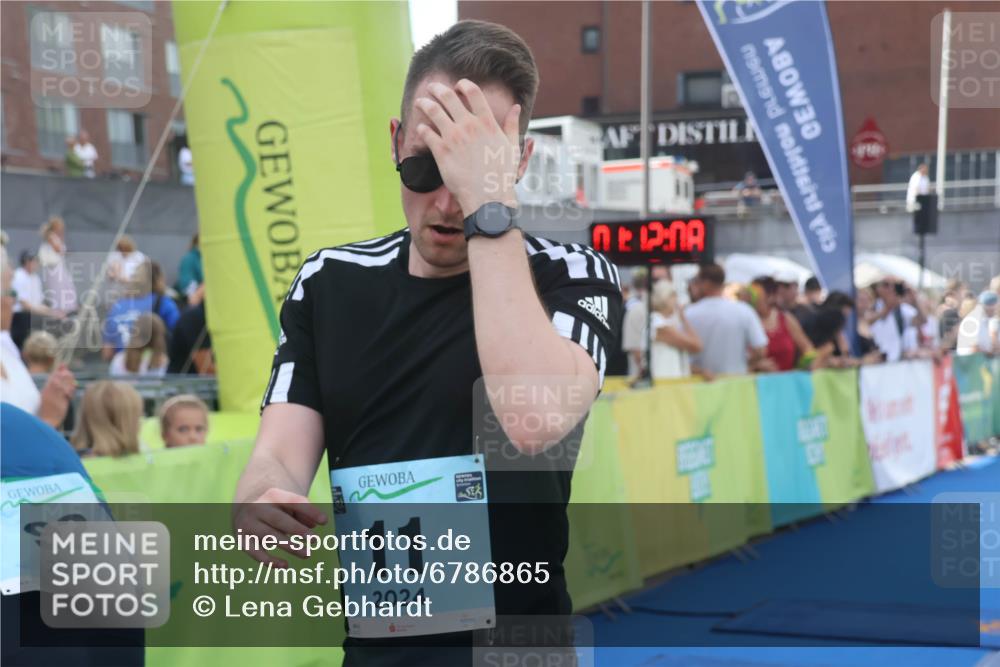 11.08.2024 - GEWOBA Citytriathlon Bremen Lena Gebhardt http://msf.ph/oto/6786865 11.08.2024 11:12:11 Ziel 11 meine-sportfotos.de