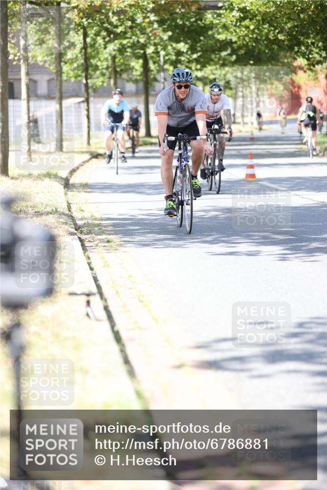 11.08.2024 - GEWOBA Citytriathlon Bremen H.Heesch http://msf.ph/oto/6786881 11.08.2024 13:12:22 Radfahren 242, 272, 310, 319, 347, 350, 351, 363, 368, 372, 390, 414, 425, 434, 435, 510 meine-sportfotos.de
