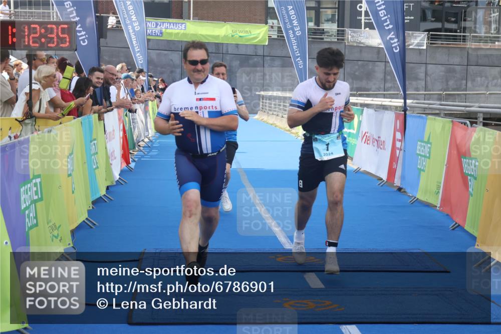 11.08.2024 - GEWOBA Citytriathlon Bremen Lena Gebhardt http://msf.ph/oto/6786901 11.08.2024 11:12:38 Ziel 1 meine-sportfotos.de