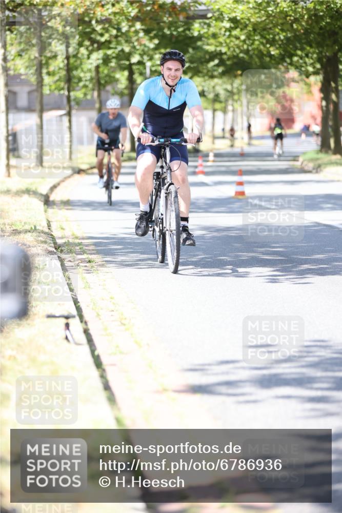 11.08.2024 - GEWOBA Citytriathlon Bremen H.Heesch http://msf.ph/oto/6786936 11.08.2024 13:12:24 Radfahren 242, 272, 310, 319, 350, 351, 363, 368, 372, 414, 425, 434 meine-sportfotos.de