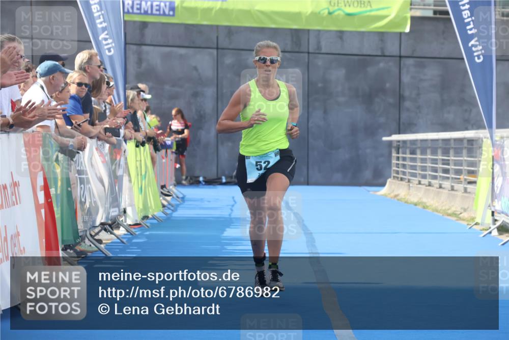 11.08.2024 - GEWOBA Citytriathlon Bremen Lena Gebhardt http://msf.ph/oto/6786982 11.08.2024 11:13:29 Ziel 52 meine-sportfotos.de
