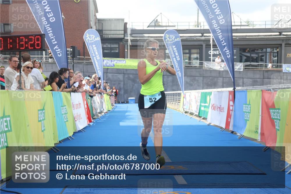 11.08.2024 - GEWOBA Citytriathlon Bremen Lena Gebhardt http://msf.ph/oto/6787000 11.08.2024 11:13:31 Ziel 52 meine-sportfotos.de