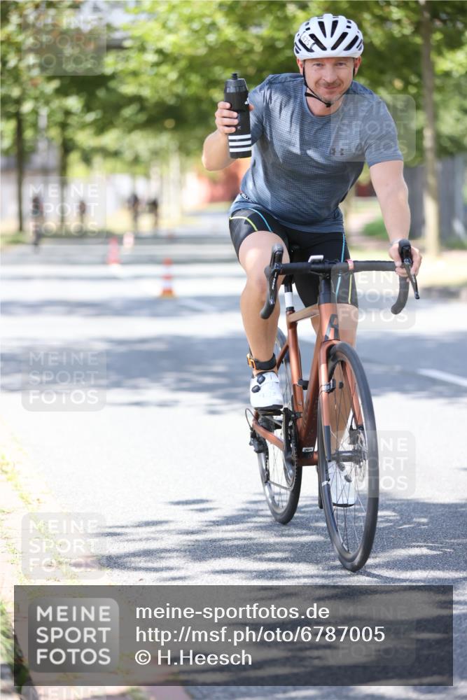 11.08.2024 - GEWOBA Citytriathlon Bremen H.Heesch http://msf.ph/oto/6787005 11.08.2024 13:12:26 Radfahren 242, 310, 319, 350, 351, 363, 368, 372, 425, 434 meine-sportfotos.de