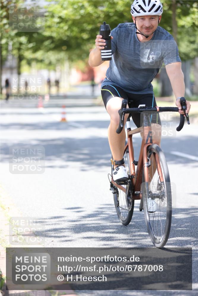 11.08.2024 - GEWOBA Citytriathlon Bremen H.Heesch http://msf.ph/oto/6787008 11.08.2024 13:12:27 Radfahren 242, 310, 319, 350, 363, 368, 372, 425, 434 meine-sportfotos.de