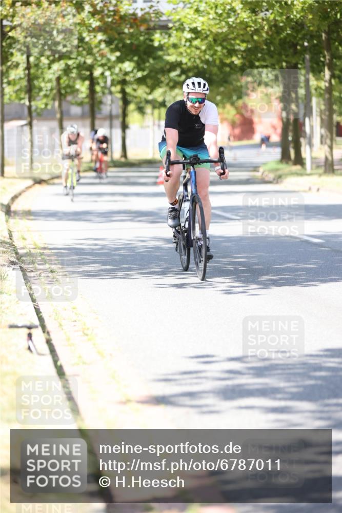 11.08.2024 - GEWOBA Citytriathlon Bremen H.Heesch http://msf.ph/oto/6787011 11.08.2024 13:12:30 Radfahren 242, 310, 319, 331, 350, 363, 368, 372, 425, 434 meine-sportfotos.de