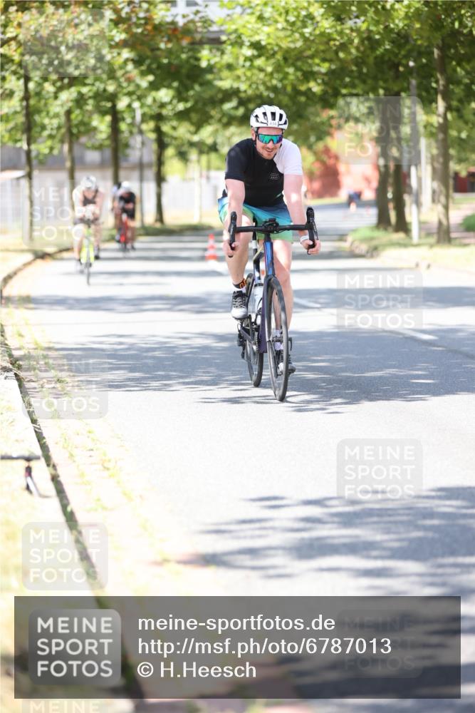 11.08.2024 - GEWOBA Citytriathlon Bremen H.Heesch http://msf.ph/oto/6787013 11.08.2024 13:12:30 Radfahren 242, 310, 319, 331, 350, 363, 368, 372, 425, 434 meine-sportfotos.de
