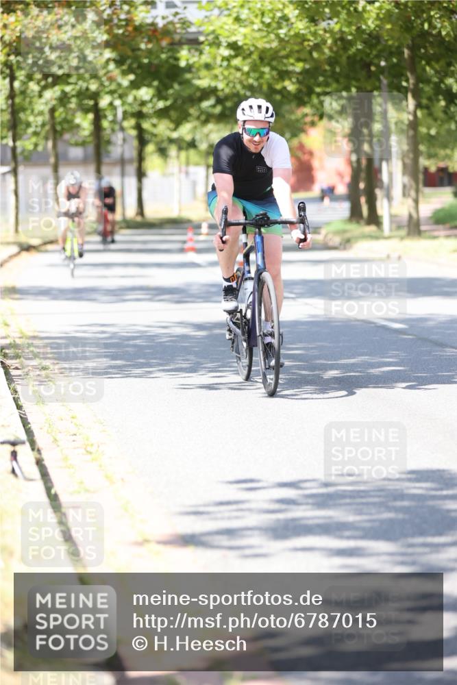 11.08.2024 - GEWOBA Citytriathlon Bremen H.Heesch http://msf.ph/oto/6787015 11.08.2024 13:12:31 Radfahren 310, 319, 331, 350, 363, 368, 372, 425, 434 meine-sportfotos.de