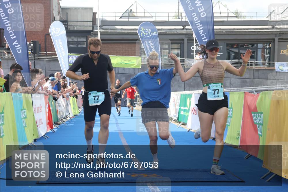 11.08.2024 - GEWOBA Citytriathlon Bremen Lena Gebhardt http://msf.ph/oto/6787053 11.08.2024 11:14:02 Ziel 64, 77 meine-sportfotos.de