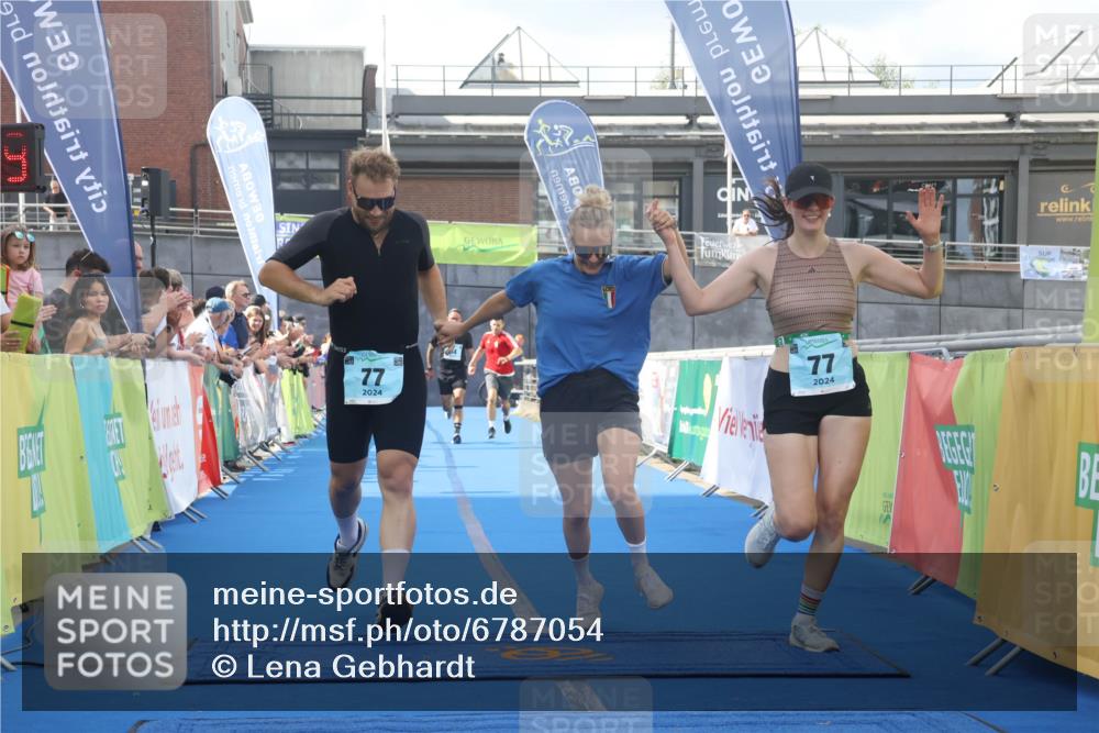 11.08.2024 - GEWOBA Citytriathlon Bremen Lena Gebhardt http://msf.ph/oto/6787054 11.08.2024 11:14:02 Ziel 64, 77 meine-sportfotos.de