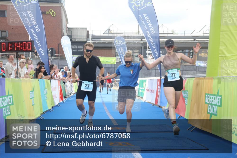 11.08.2024 - GEWOBA Citytriathlon Bremen Lena Gebhardt http://msf.ph/oto/6787058 11.08.2024 11:14:03 Ziel 64, 77 meine-sportfotos.de