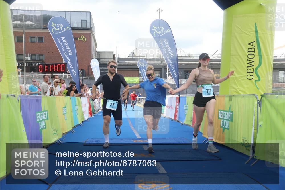 11.08.2024 - GEWOBA Citytriathlon Bremen Lena Gebhardt http://msf.ph/oto/6787063 11.08.2024 11:14:03 Ziel 64, 77 meine-sportfotos.de