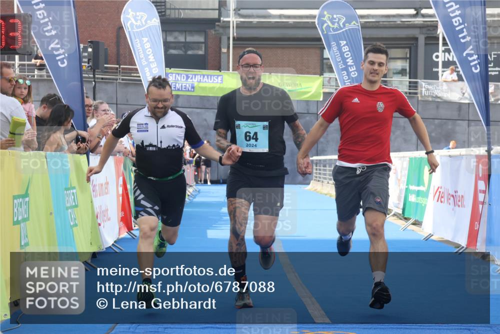 11.08.2024 - GEWOBA Citytriathlon Bremen Lena Gebhardt http://msf.ph/oto/6787088 11.08.2024 11:14:06 Ziel 64, 77 meine-sportfotos.de