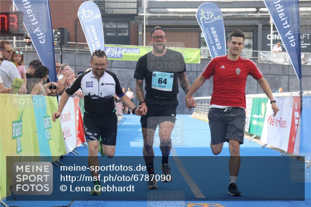 11.08.2024 - GEWOBA Citytriathlon Bremen Lena Gebhardt http://msf.ph/oto/6787090 11.08.2024 11:14:06 Ziel 64, 77 meine-sportfotos.de