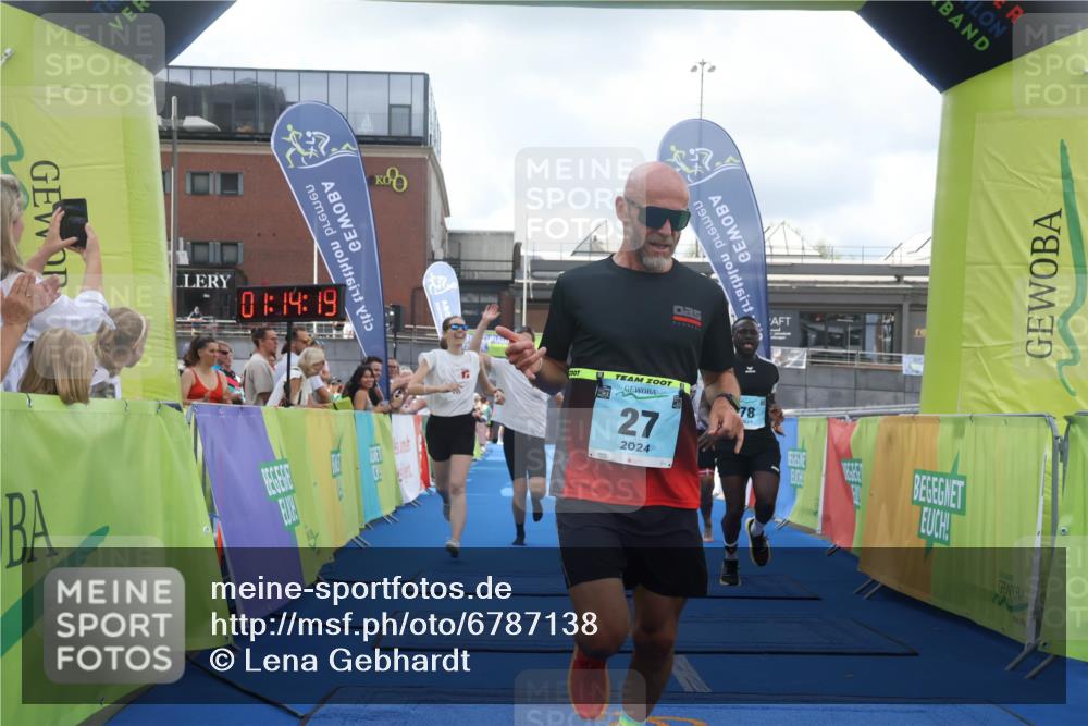 11.08.2024 - GEWOBA Citytriathlon Bremen Lena Gebhardt http://msf.ph/oto/6787138 11.08.2024 11:14:22 Ziel 27, 78, 84 meine-sportfotos.de