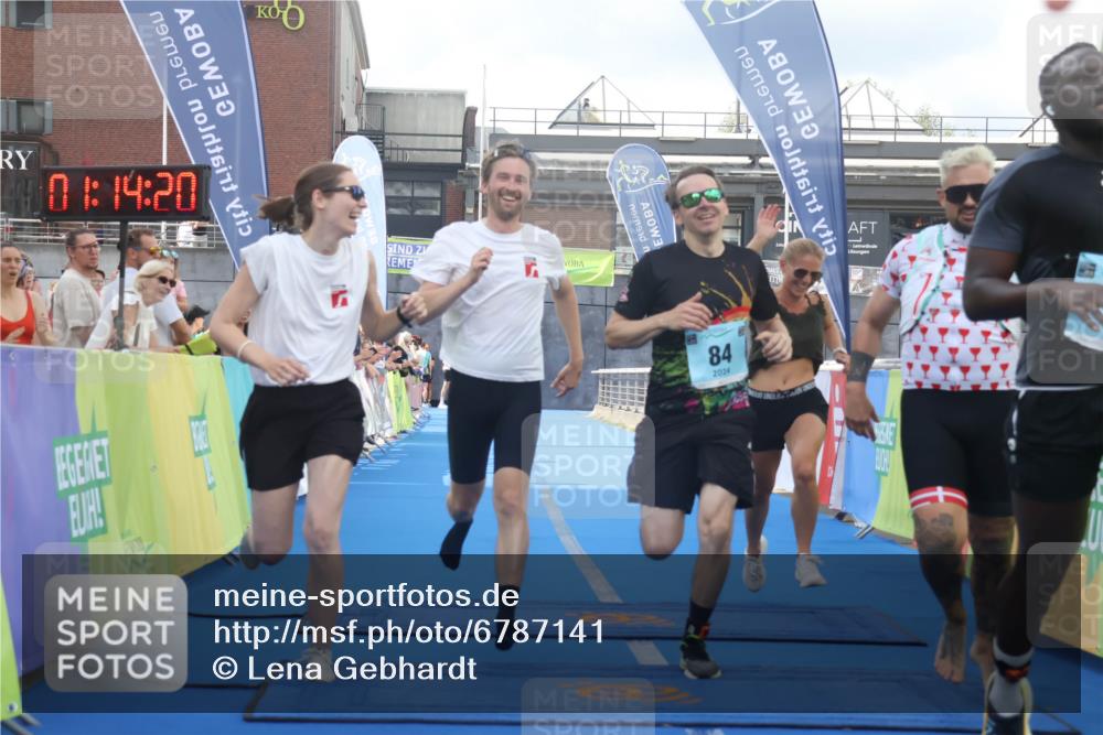 11.08.2024 - GEWOBA Citytriathlon Bremen Lena Gebhardt http://msf.ph/oto/6787141 11.08.2024 11:14:23 Ziel 27, 78, 84 meine-sportfotos.de